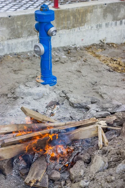 Yangın hidrant ve şantiye ateşin ortasına — Stok fotoğraf