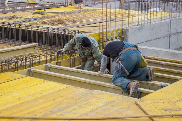 Trabalhador construtor montar uma forma para um derrame de concreto — Fotografia de Stock