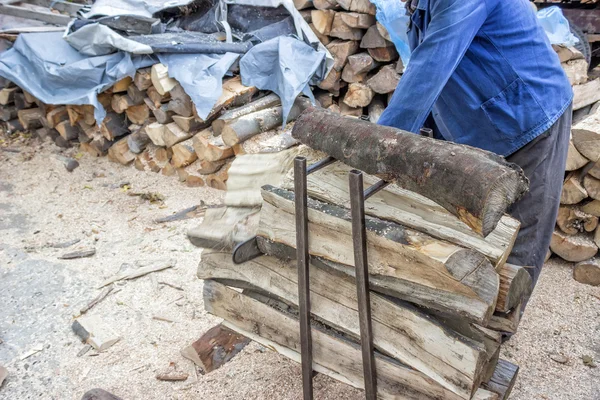 Snijden stapel hout met een kettingzaag 4 — Stockfoto