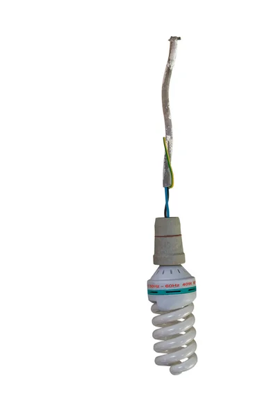 Энергосберегающая лампочка, свисающая с голых проводов — стоковое фото