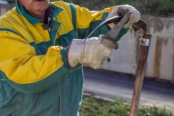 Hening lie bladet med en whetstone — Stockfoto