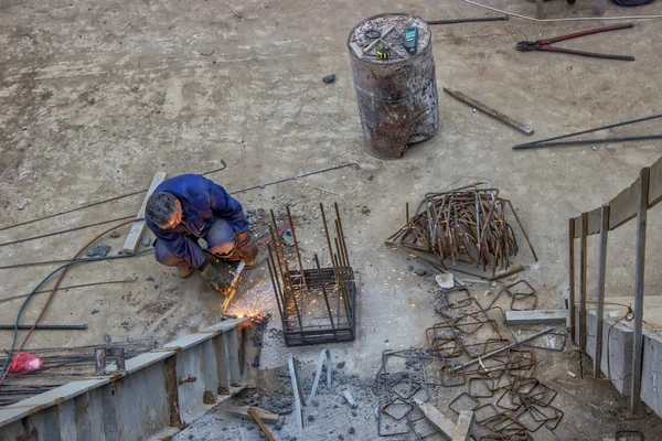 Ouvrier coupe métal avec torche en acétylène — Photo