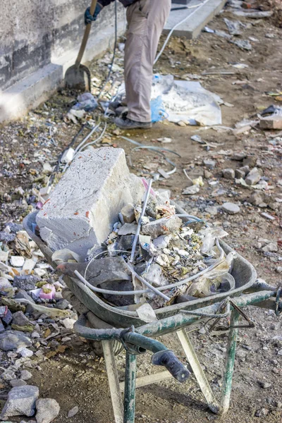 Chariot en béton utilisé pour l'enlèvement des déchets de construction — Photo