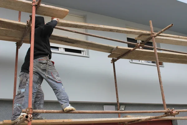 Werknemers in de bouw bouwen van steigers — Stockfoto