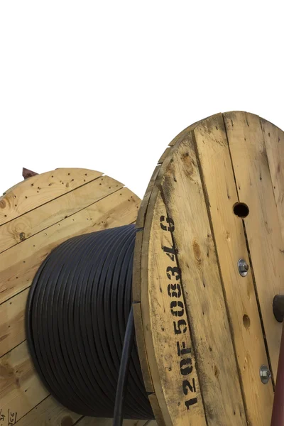 Рулон чорного промислового аль-кабелю на дерев'яній котушці — стокове фото