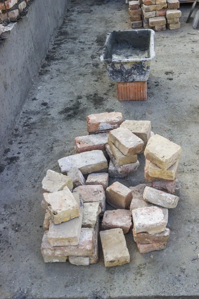 Tumpukan bata tanah liat tua dan semen mortir untuk bangunan — Stok Foto