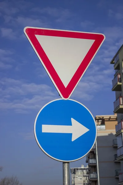 Segnale stradale per dare la precedenza strada resa e direzione blu — Foto Stock