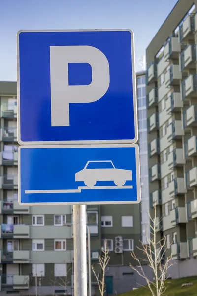 Знак дорожнього руху для паркування в житловому районі — стокове фото