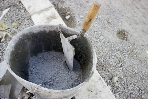 Stěrky a kbelík s cementem — Stock fotografie