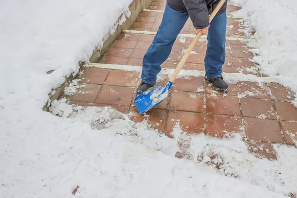 Человек убирает снег с тротуара 2 — стоковое фото