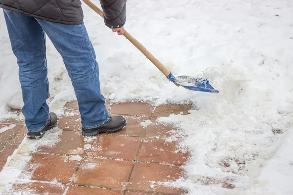 Человек убирает снег с тротуара 3 — стоковое фото