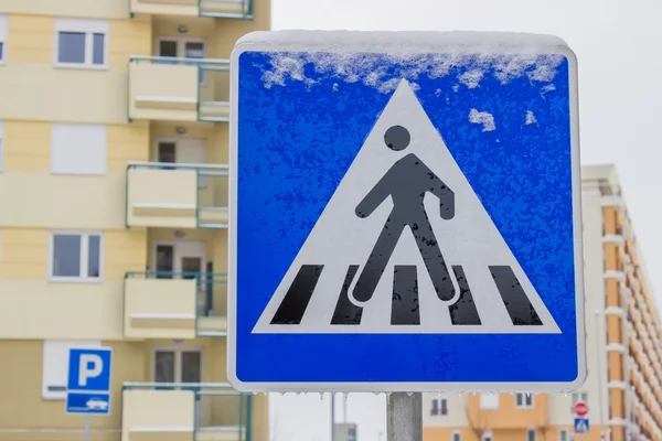 Panneau de signalisation couvert de glace et de neige 3 — Photo