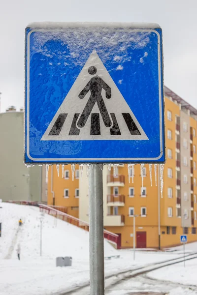 Panneau de signalisation couvert de glace et de neige — Photo