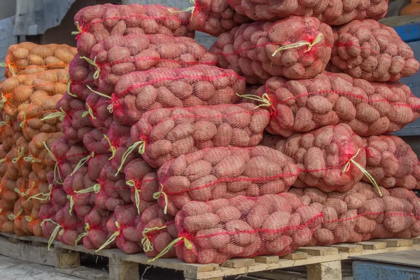 Bos van aardappelen in de zakken — Stockfoto