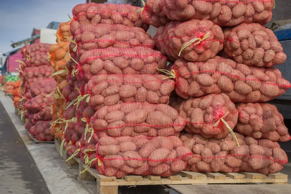 Righe e file di patate nei sacchi — Foto Stock