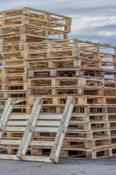Pilhas de paletes de madeira prontas para reutilização 2 — Fotografia de Stock