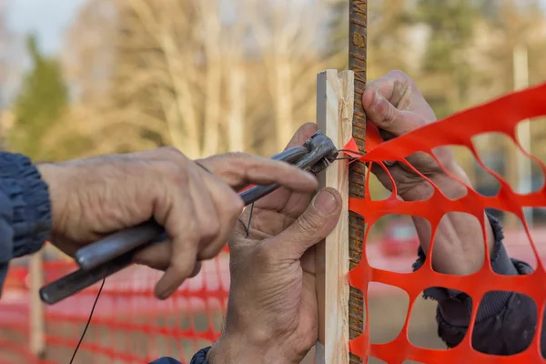 Builder worker Installing Construction Safety Fence 2 — Stock Photo, Image