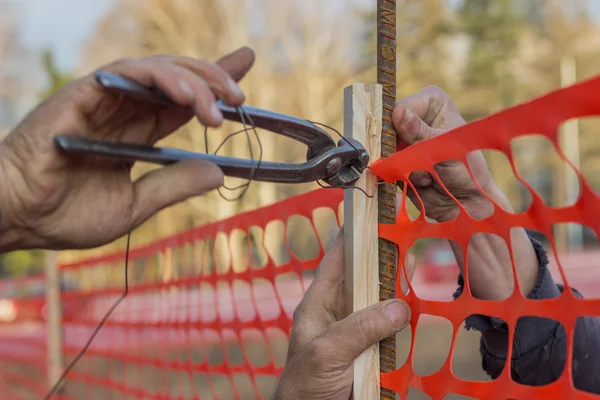 Builder worker Installing Construction Safety Fence 3 — Stock Photo, Image
