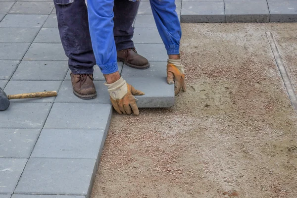 Trabajador pavimentando nueva acera — Foto de Stock