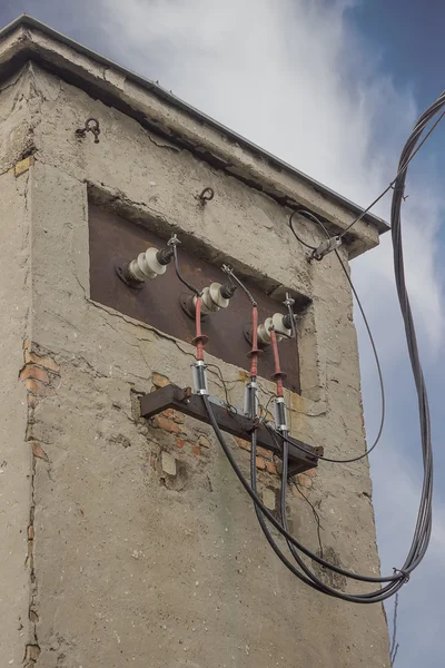 Tres aisladores en la subestación del transformador de electricidad —  Fotos de Stock