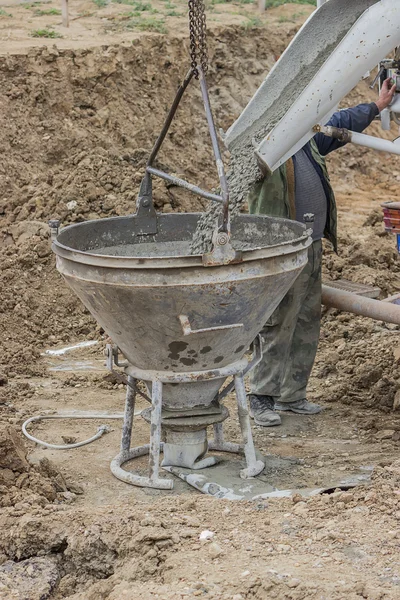 Trabalhador construtor de enchimento funil de concreto — Fotografia de Stock