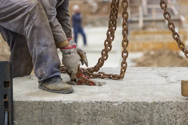 Bouwer werknemer voorbereiding van concrete profiel voor het opheffen van de kraan — Stockfoto