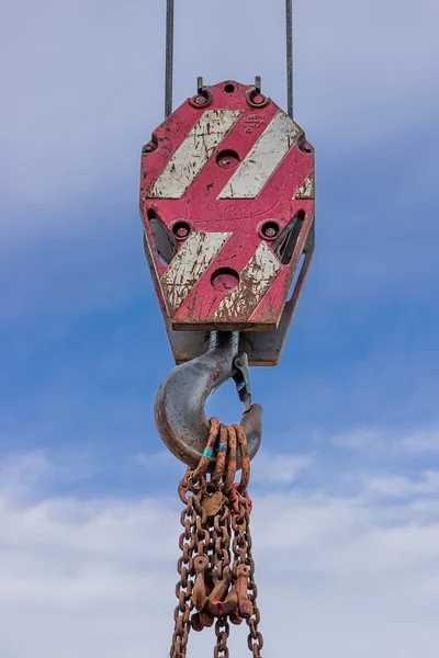 Oude haak op een kraan tijdens het tillen gewicht — Stockfoto