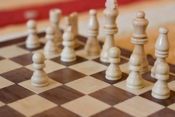 Wit maken de eerste stap zet in het schaakspel — Stockfoto