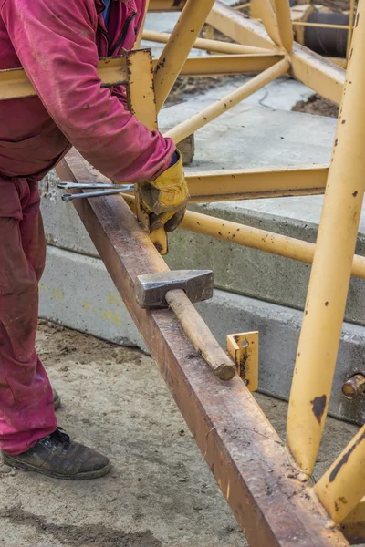 Worker installing crane — Stock Photo, Image