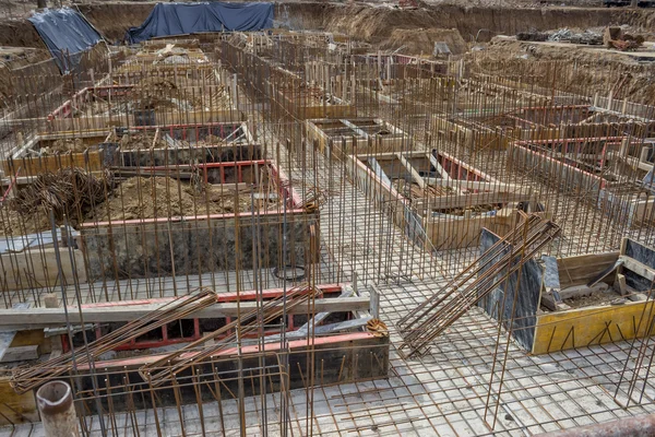 Nuevos cimientos y barras de refuerzo de acero — Foto de Stock