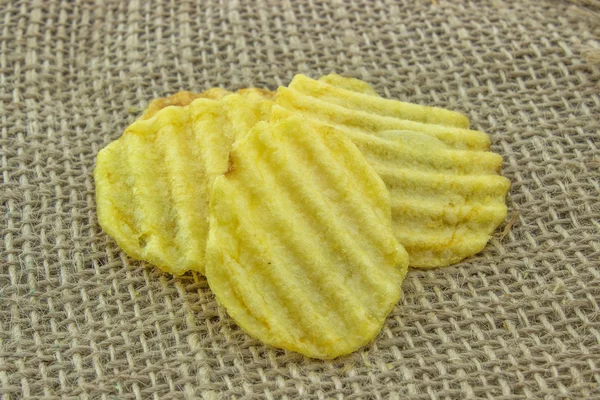 Geribde gele potato chips — Stockfoto