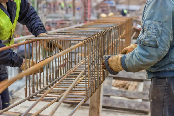 Trabalhadores mãos fixação barras de reforço de aço 2 — Fotografia de Stock