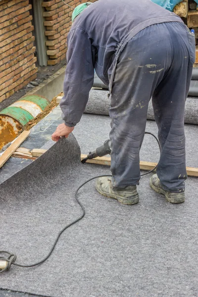 Arbetaren skärande isoleringsmaterial för källaren vägg 2 — Stockfoto