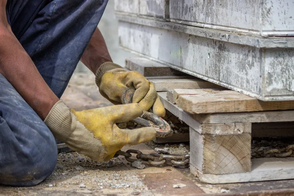 Närbild på byggnadsarbetare montering kran krok — Stockfoto