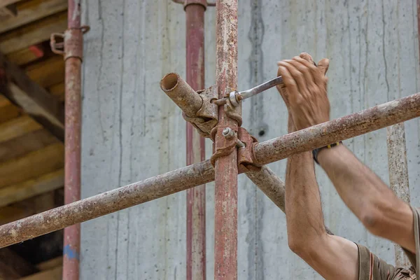 Construction worker hands set scaffold — Stock Photo, Image