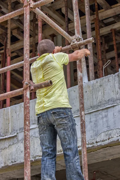 Trabajadores de la construcción conjunto andamio — Foto de Stock
