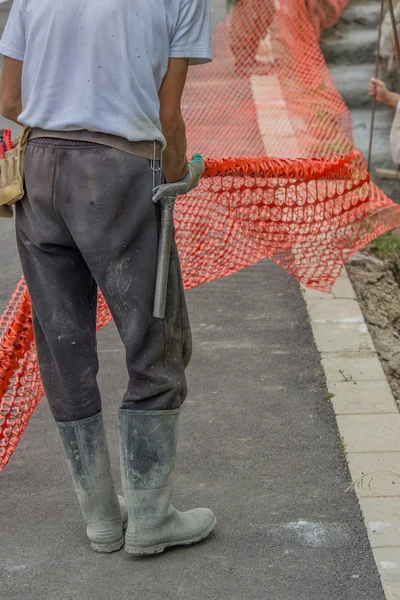 Trabalhadores da construção definir cerca de segurança laranja 2 — Fotografia de Stock