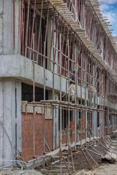 Trabajadores de la construcción conjunto andamio — Foto de Stock