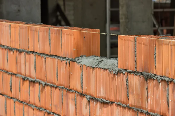 Instalacja ściany bloków gliny, leżał gliny bloku 2 — Zdjęcie stockowe