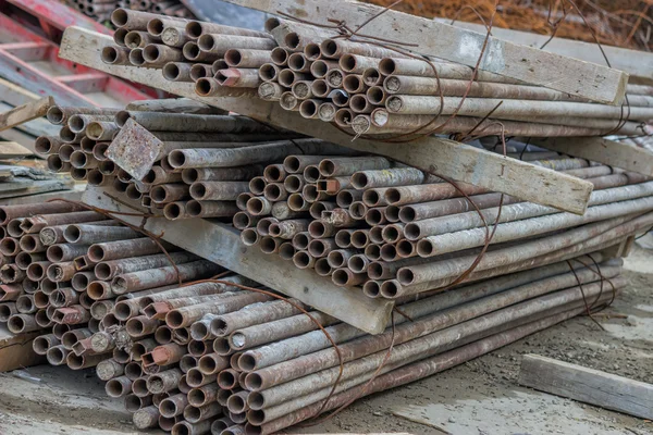 Pile of rusty scaffold tubes — Stock Photo, Image