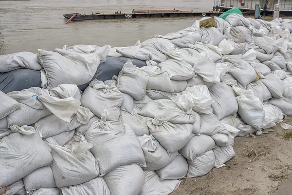 Haufen Sandsäcke für den Hochwasserschutz — Stockfoto