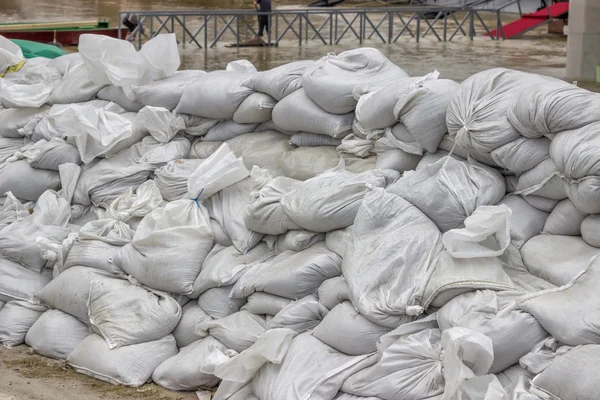 Sel savunma 2 için kum torbası yığını — Stok fotoğraf
