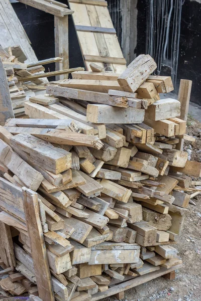 Sucata de madeira em estaleiros de construção — Fotografia de Stock