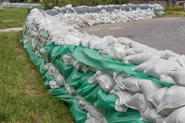 Kum torbalarının sel Savunma 2 için yığılmış yığını — Stok fotoğraf