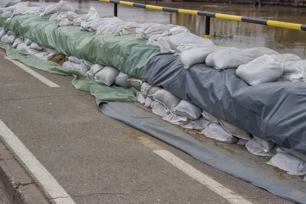 Wall of sandbags for flood defense 2 — Stock Photo, Image