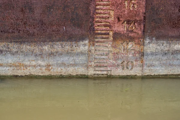 Waterline on old and rusty ship — Stock Photo, Image