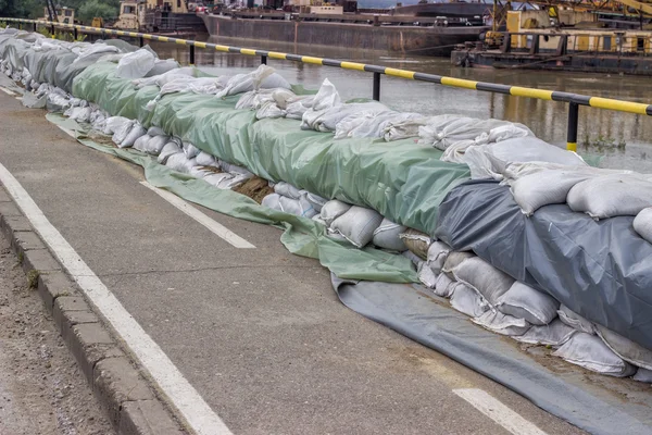 Wall of sandbags for flood defense — Stock Photo, Image