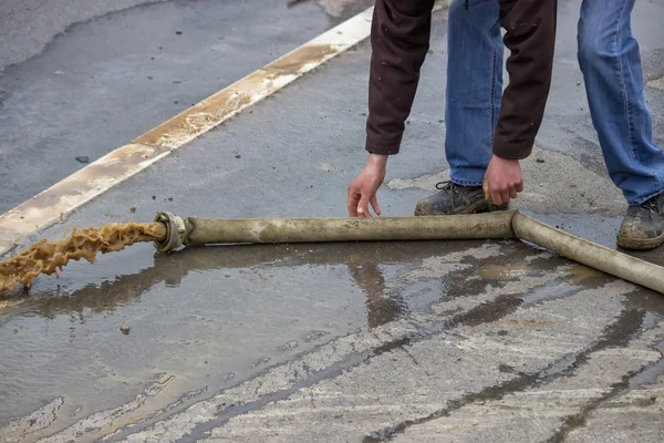 Hombre bombeando agua de inundación 2 — Foto de Stock