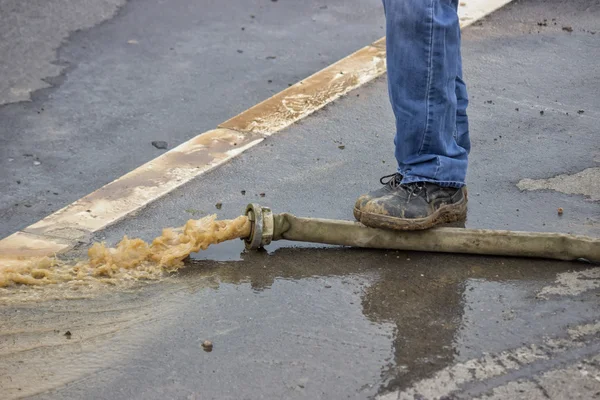 Man pumping away flood water 3 — Stock Photo, Image