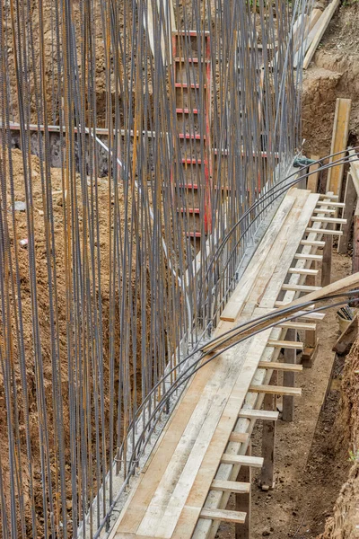 Förstärka för betongvägg stående i en cement — Stockfoto